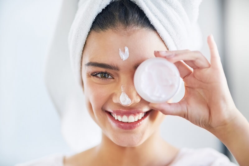 Usar produtos para a pele que contêm peptídeos de colágeno